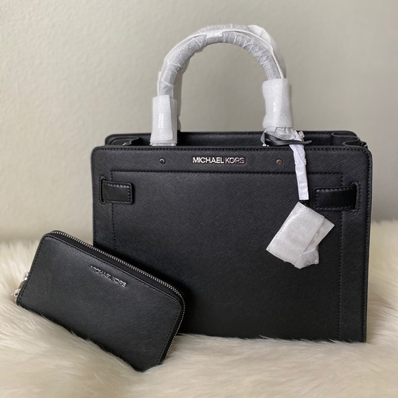 Michael Kors Handbags - 🍒💋 Michael Kors Purse and wallet